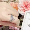 Anillo Versátil Serie Diamante de Alto Carbono Camelia Plata de Ley S925 Estilo Lujo Ligero para Boda y Fiesta de Noche