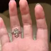 Anillo Anillo de Flor de Luan con Cruz Hueca Europea y Americana Diseño de Nicho para Mujer Anillo Abierto de Lujo Ligero Antiguo Venta al por Mayor