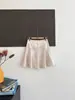 Elegante en cada paso: Falda dinámica de acetato satinado suave y lustroso, corte al bies vintage, en colores albaricoque brillante, canela, champaña, tejido de color sólido
