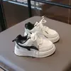 Zapatillas deportivas para niños, nuevos modelos de otoño, zapatillas de correr a la moda y ligeras para niñas, zapatillas antideslizantes de suela blanda para niños, zapatos blancos transpirables