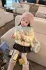 Conjunto forrado de polar para niña, colección otoño/invierno 2026, atuendo infantil estilo coreano con cuello de pétalos, sudadera gruesa y falda plisada, un conjunto de dos piezas para bebés