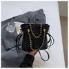 Bolsa de Ombro Única com Relevo Retrô Feminina 2024 Nova Primavera Elegante Bolsa de Ombro Único com Corrente Bolsa Transversal Simples e Fashion