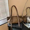 Bolsa Feminina Transfronteiriça Outono 2026: Luxo Leve, Minimalista, Grande Capacidade, Estilo para o Dia a Dia, Bolsa de Ombro Retrô, Bolsa Vintage para Motocicleta, Estilo Punk