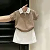 Conjunto de verano 2026 para niñas estilo coreano: top fino de punto con bloques de color en estilo vintage y cuello polo de manga corta, y falda blanca para niñas