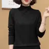Colección de otoño e invierno: Camiseta elegante y a la moda de manga larga con intrincados adornos de pedrería, cuello semi-alto y corte favorecedor, perfecta como capa base para madres