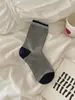 Calcetines de punto medio versátiles de estilo japonés a rayas vintage de principios de otoño, bloques de color, artísticos, de nicho, sin costuras, para mujer