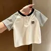 Camiseta tipo polo de manga corta para niño, estilo nuevo, top fino para niños con bordado tridimensional de dibujos animados, mangas a rayas estilosas, verano para niños pequeños