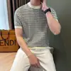 Camiseta Casual Masculina de Tricô Verão 2025 Manga Curta Gola Redonda Solta Jacquard Listrado Contrastante Respirável Amigo da Pele Luxo Acessível