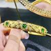 Pulsera italiana texturizada tallada en oro con imitación de esmeralda y circonita, hecha a mano, con tela cepillada y baño de diamantes de 18 quilates.