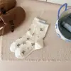 Meias femininas estilo japonês, frescas, azul claro, com estampa de urso de desenho animado e flores, estilo fofo e feminino, meias de veludo de cano médio para outono e inverno