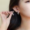 Nuevos aretes de perlas redondas con forma de serpiente estilo chino, aretes pequeños de serpiente retorcida de lujo ligero de alta gama al por mayor