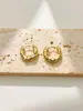 Pendientes Metálicos Redondos Pequeños de Lujo Ligero Pendientes de Nicho para Mujer Gama Alta para el Trabajo