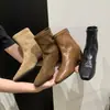Temporada del Primer Encuentro: Botines Cuadrados Retro Tallados que Aumentan la Altura 5cm para Mujer, Nuevos Botines Ajustados Versátiles Adelgazantes Otoño/Invierno