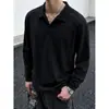 Camisa polo de manga larga, color liso, minimalista para hombre, corte holgado, versátil, nuevo estilo moderno, adecuada para el trabajo y el uso casual, con diseño de patchwork y cuello mao