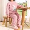 Pantuflas infantiles de algodón con temática de oso de dibujos animados, estilo invierno, para niños y niñas, adecuadas para usar en interiores, antideslizantes, cálidas y lindas, hechas de algodón afelpado