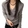 Elegante camiseta base de punto con cuello en V retorcido para mujer, chic y única para otoño e invierno, top ajustado y favorecedor