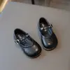 Sapatos de couro simples estilo coreano para meninas, sapatilhas macias de sola flexível para crianças para primavera/outono, nova coleção 2026, adequados para crianças pequenas e maiores, sapatos de princesa para apresentações