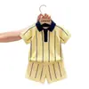 Ropa infantil coreana 2026 verano nuevo conjunto de punto a rayas amarillas camisa de punto de manga corta con cuello Polo y pantalones cortos para niños