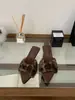 Pantuflas de mujer peludas con estampado de leopardo y punta fina para usar en exteriores, verano 2026, tacón medio, tacón bajo, sandalias de tacón de aguja, de moda