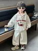 Conjunto de chapéu xadrez para meninos para primavera e outono, conjunto esportivo infantil de duas peças estilo coreano, estiloso e legal para crianças, qualidade de exportação