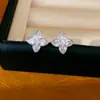 Brinco de clipe de flor de trevo com zircônia banhado a ouro real para mulheres sem orelhas furadas, brincos versáteis e elegantes com um toque de luxo leve e de alta qualidade