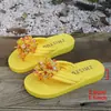 Chanclas con estampado floral de suela gruesa para uso exterior en verano, sandalias casuales para mujer con cuña para aumentar la altura