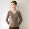 El suéter básico de punto corto de cachemira de alta gama listo para usar utiliza hilo Consinee para la nueva colección otoño/invierno para mujer.