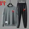 Traje Deportivo Casual de Primavera y Otoño para Hombre Estilo Europeo y Americano Estampado de Letras Juvenil Sudadera de Cuello Redondo y Pantalones Conjunto de Dos Piezas Listo para la Venta