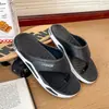 Chinelos para homens no verão com sola grossa antiderrapantes e desodorantes chinelos para homens super macios para uso externo uso em casa banheiro resistentes ao desgaste sandálias de verão