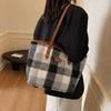 Bolsa tote de lã de cor contrastante feminina 2024 outono e inverno nova moda retrô bolsa de ombro de grande capacidade bolsa de axila de alta qualidade
