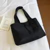 Bolso de nailon de color sólido, retro, casual, versátil, resistente al agua para el invierno de 2026, nuevo estilo para el día a día con un toque de alta gama, bandolera
