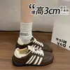 Confortáveis sapatos femininos estilo brogue para outono, com detalhes esculpidos, cabedal em couro, design respirável e visual casual. Um novo estilo versátil, fashion e retrô para 2026