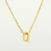 Cadena de clavícula de acero de titanio con colgante de 26 letras doradas de nicho simple transfronterizo para mujer