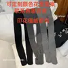 Los leggings de algodón de rayas verticales se pueden procesar en pantimedias de algodón de rayas verticales con lunares gris ahumado y flocado para que las mujeres los usen afuera más