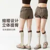 Pantalones cortos deportivos de cintura elástica con cordón, con un diseño de doble capa para mayor cobertura y un aspecto de dos piezas simulado, con bolsillos, adecuados para yoga y fitness