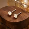 Pendientes de botón de plata de ley S925 con cuatro garras y circonita para mujer, Lujo ligero, Pendientes de moda de alta gama, En forma de corazón, Pendientes simples y versátiles al por mayor