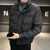 Jaqueta de Penas Masculina Inverno 2025 Nova Marca Tendência Grossa Curta Penugem de Pato Branco Casaco Masculino de Inverno com Gola Alta