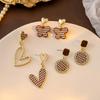 Aguja de Plata Otoño e Invierno Tela Vintage de Pata de Gallo Amor Amor Aretes Asimétricos de Perlas Aretes de Mariposa Flor Mujer
