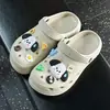 Novos Sapatos Criativos Perfurados com Altura Aumentada, Duráveis e Confortáveis para Uso Externo, Secagem Rápida, Sandálias de Praia com Solado Grosso e Design Floral
