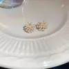 "Abalorio Floral de Perla" aretes de botón florales vintage con circonita y perla, aretes de lujo ligero de alta gama con un diseño único, aretes de nicho