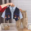 Conjunto de Chaleco y Pantalones Casuales para Niños, Nuevo Elegante y de Moda Primavera y Otoño 2026 Conjunto de Tres Piezas con Pantalones Largos, Suéter y Velero