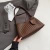 Bolso Coreano de Nicho Tejido a Mano para Axila Moda Femenina Casual Portátil Bolso para Suegra Bolso de Hombro de Gran Capacidad Bolso de Mujer