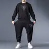 Conjunto casual de otoño: una sudadera elegante de manga larga con cuello redondo y estampado combinada con pantalones jogger de cintura alta con cordón