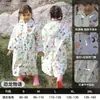Capa de chuva infantil para meninos e meninas, alunos do ensino fundamental, crianças do jardim de infância, poncho de chuva leve e impermeável de corpo inteiro com espaço para mochila
