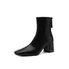 Tamanho grande 40-42, simples e elegante, botas de trabalho de corte justo para o inverno de 2026, apresentando um salto grosso, salto médio, bico quadrado delicado e feitas de couro genuíno, botas de tornozelo femininas