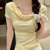 Foto Real de Camiseta de Manga Corta con Cuello de una Línea y Deseo Puro para Mujer Verano 2025 Nuevo Diseño Top Corto que Destaca la Clavícula