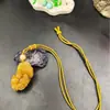 Pendente Topázio Pixiu Jade Huanglong Três Moedas de Ouro Grande Pendurado Feito à Mão Esculpido Chinês Polido Pingente de Joia Pulseira