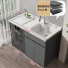 Gabinete de lavandería para balcón de aluminio tipo panal con lavadora integrada, incluyendo una tabla de lavar y un fregadero de piedra de cuarzo artificial con una barrera de agua