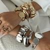 Pulsera de abrazo con gota de agua de metal retro plisada personalizada para mujer con diseño de industria pesada, estilo transfronterizo europeo y americano