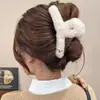 Pin Grande de Tiburón de Peluche Otoño/Invierno 2026 con Pedrería en Forma de Corazón y Pelo de Visón para la Parte Trasera de la Cabeza de Mujer